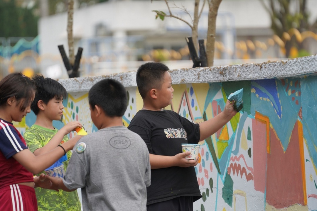 以大埔的顏色用海綿為筆刷進行康定斯基仿畫校園圍牆